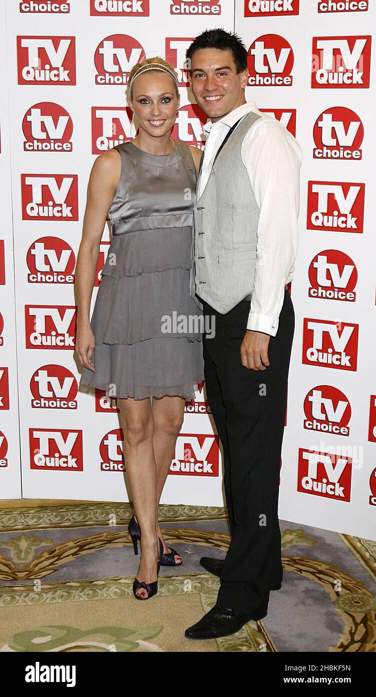 Camilla Dallerup e Kevin Sacre arrivano per i premi TV Quick e TV Choice 2008, al Dorchester, Park Lane, Londra. Foto Stock