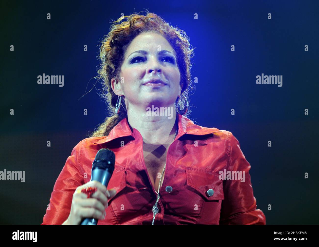 Gloria Estefan suona dal vivo sul palco alla Wembley Arena. Foto Stock