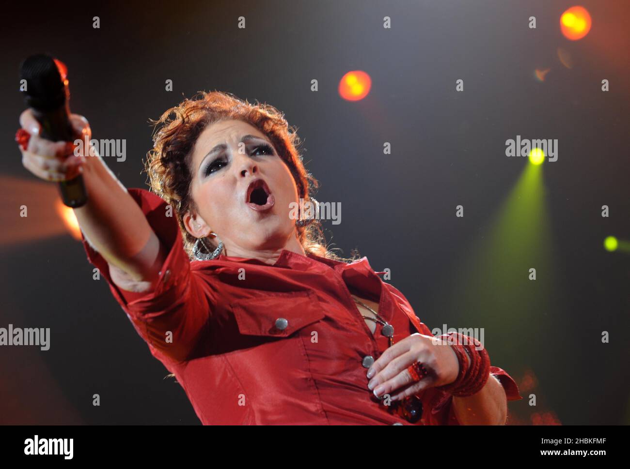 Gloria Estefan suona dal vivo sul palco alla Wembley Arena. Foto Stock