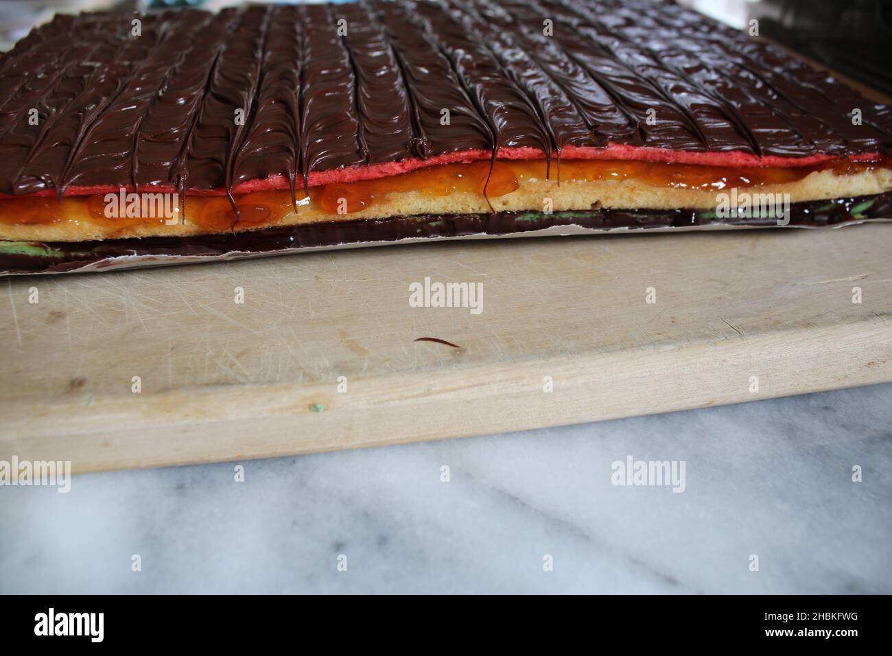 Un foglio non tagliato di biscotti fatti in casa a 7 strati Foto Stock