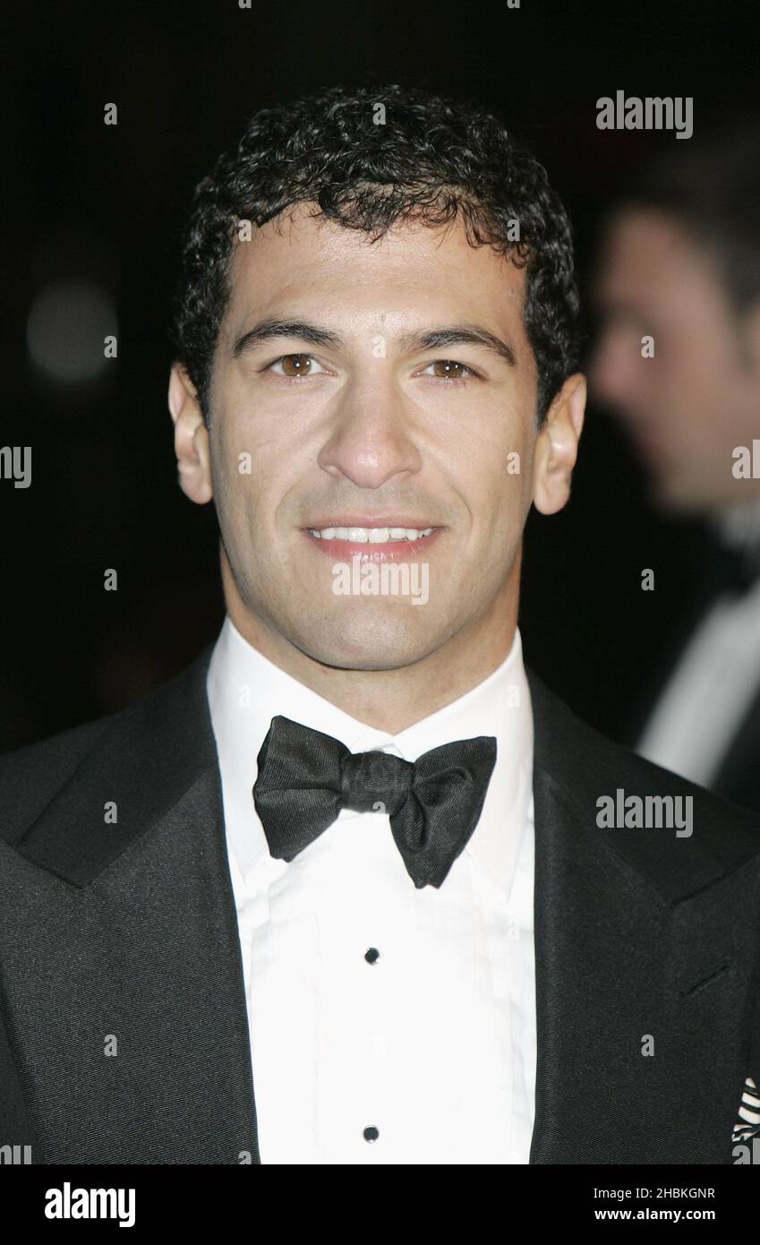 Simon Kassianides arriva per la prima mondiale del 'Quantum of Solace' in Piazza Odeon Leicester, WC2. Foto Stock