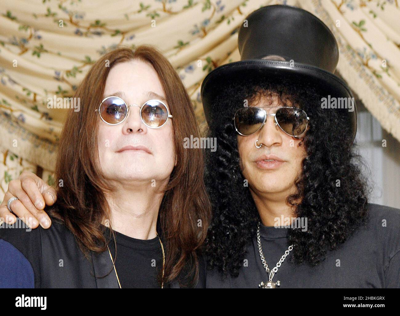 Ozzy Osbourne e Slash vengono serviti in un hotel di Park Lane nel centro di  Londra, prima del Classic Rock Roll of Honor Awards di questa sera Foto  stock - Alamy
