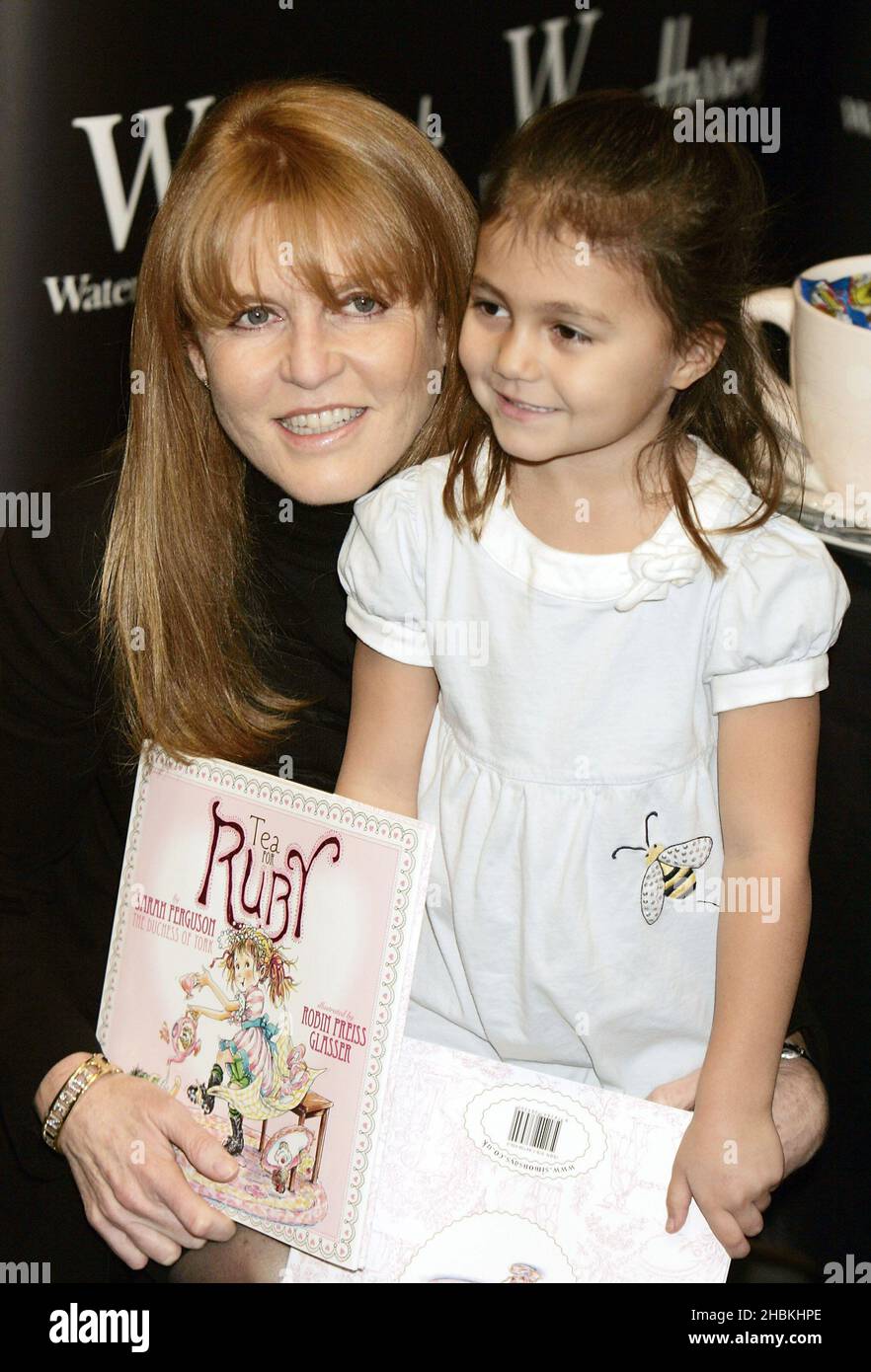 Sarah Ferguson, la duchessa di York, firma copie del suo nuovo libro per bambini ÔTea for Ruby” ad Harrods nel centro di Londra. Foto Stock