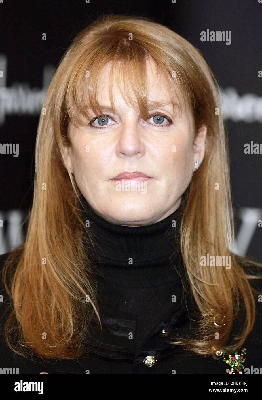 Sarah Ferguson, la duchessa di York, firma copie del suo nuovo libro per bambini Ã”Tea for Ruby” ad Harrods nel centro di Londra. Foto Stock