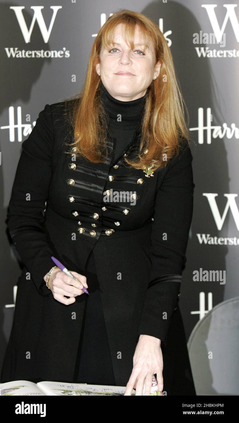 Sarah Ferguson, la duchessa di York, firma copie del suo nuovo libro per bambini ÔTea for Ruby” ad Harrods nel centro di Londra. Foto Stock