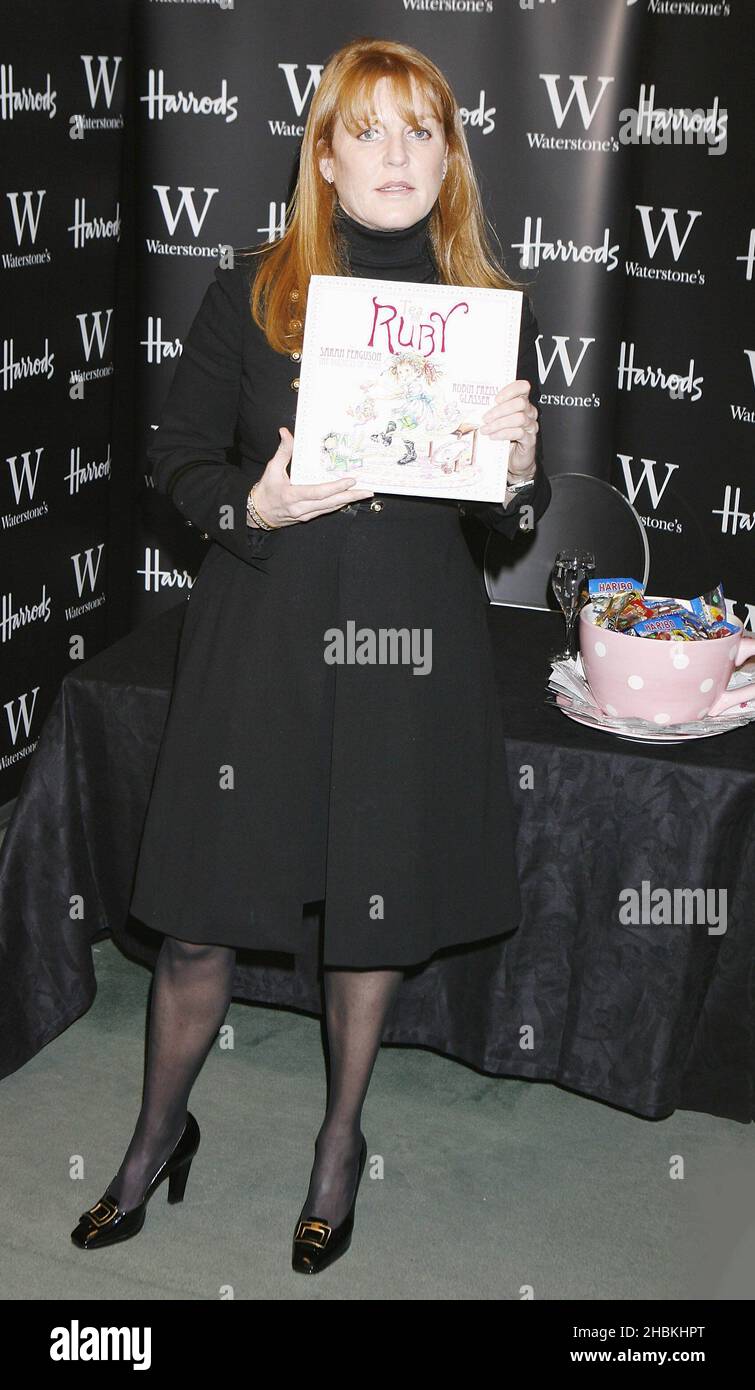 Sarah Ferguson, la duchessa di York, firma copie del suo nuovo libro per bambini Ã”Tea for Ruby” ad Harrods nel centro di Londra. Foto Stock