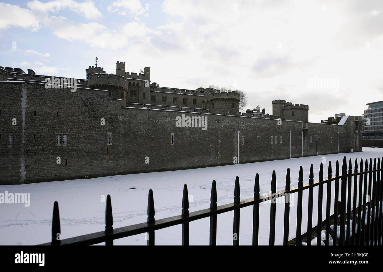 Vista della Torre di Londra da Tower Hill coperta di neve nel centro di Londra. Foto Stock