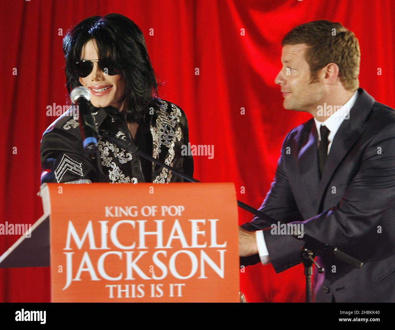 Michael Jackson con il presentatore Dermot o'Leary come cantante annuncia le sue ultime esibizioni a Londra nel mese di luglio alla Arena O2 durante una conferenza stampa tenutasi alla Arena O2 di Greenwich, Londra. Foto Stock