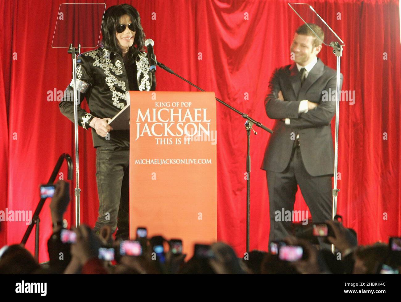 Michael Jackson con il presentatore Dermot o'Leary come cantante annuncia le sue ultime esibizioni a Londra nel mese di luglio alla Arena O2 durante una conferenza stampa tenutasi alla Arena O2 di Greenwich, Londra. Foto Stock