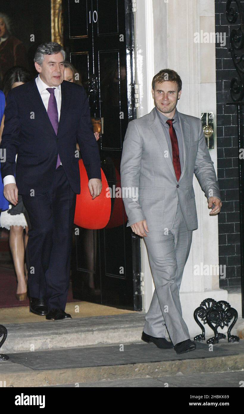 Gary Barlow visita il primo ministro Gordon Brown al 10 Downing Street. Il grande naso rosso BT Kili arrampicate celebrità visitare 10 Downing Street per incontrare il primo Ministro dopo la loro salita sul picco più alto dell'Africa per raccogliere soldi per il soccorso comico. Foto Stock