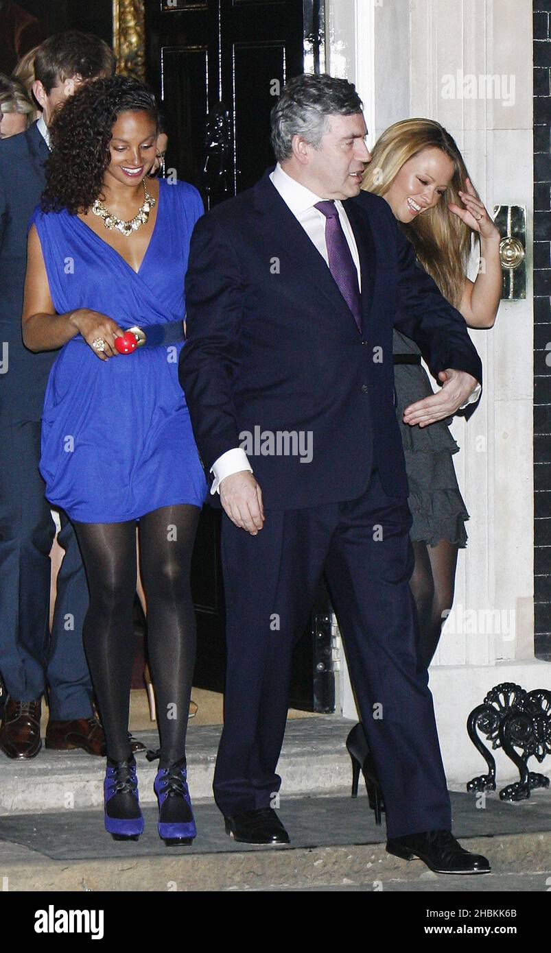 Il primo Ministro Gordon Brown con Alesha Dixon e Kimberley Walsh al 10 Downing Street. Il grande naso rosso BT Kili arrampicate celebrità visitare 10 Downing Street per incontrare il primo Ministro dopo la loro salita sul picco più alto dell'Africa per raccogliere soldi per il soccorso comico. Foto Stock