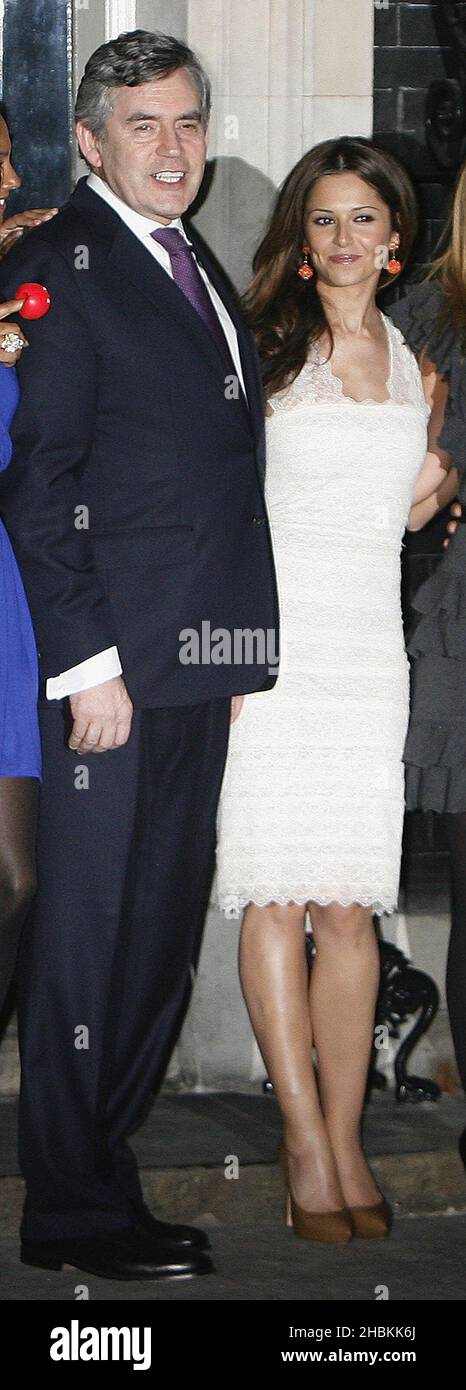 Gordon Brown con Cheryl Cole fuori 10 Downing Street. Le celebrità del Great Red Nose BT Kili Climb visitano 10 Downing Street per incontrare il primo Ministro dopo la loro salita sul picco più alto dell'Africa per raccogliere fondi per il Comic Relief. Foto Stock