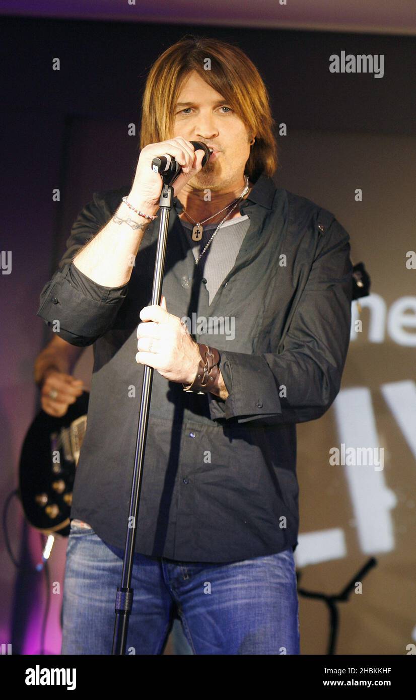 Billy Ray Cyrus si esibisce presso l'Apple Store di Oxford Street a Londra. Foto Stock