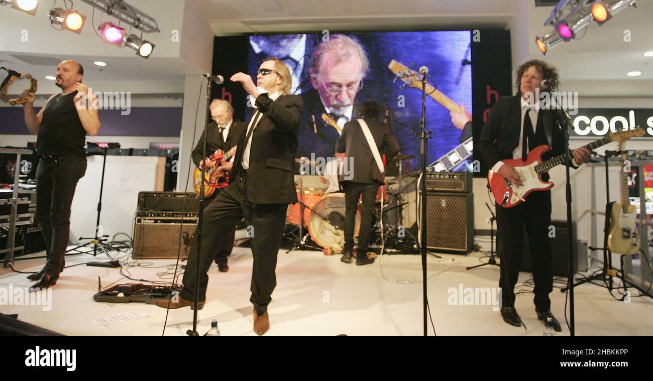John Povey, Phil May e Frank Holland of the Pretty Things si esibisce con la sua band all'annuncio del 2009 dei Mojo Honors List Nominees all'HMV Oxford Street di Londra. Foto Stock