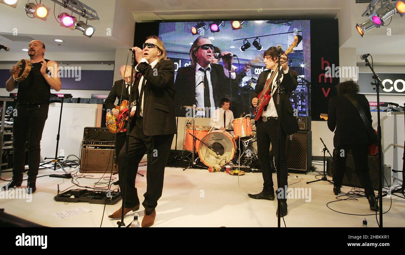 John Povey, Phil May e Frank Holland of the Pretty Things si esibisce con la sua band all'annuncio del 2009 dei Mojo Honors List Nominees all'HMV Oxford Street di Londra. Foto Stock