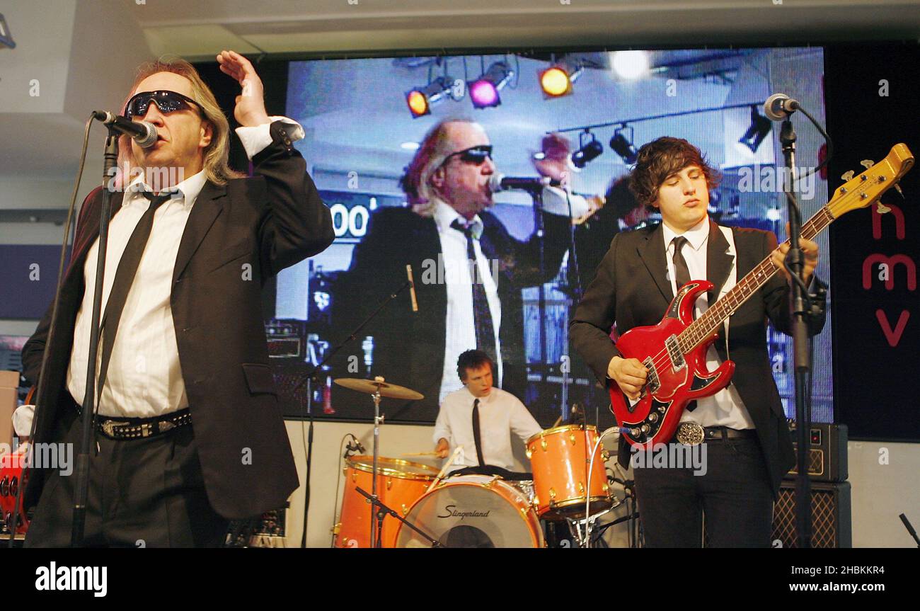 Phil May of the Pretty Things suona con la sua band al Mojo Honors List Nominees annuncio 2009 a HMV Oxford Street, Londra. Foto Stock