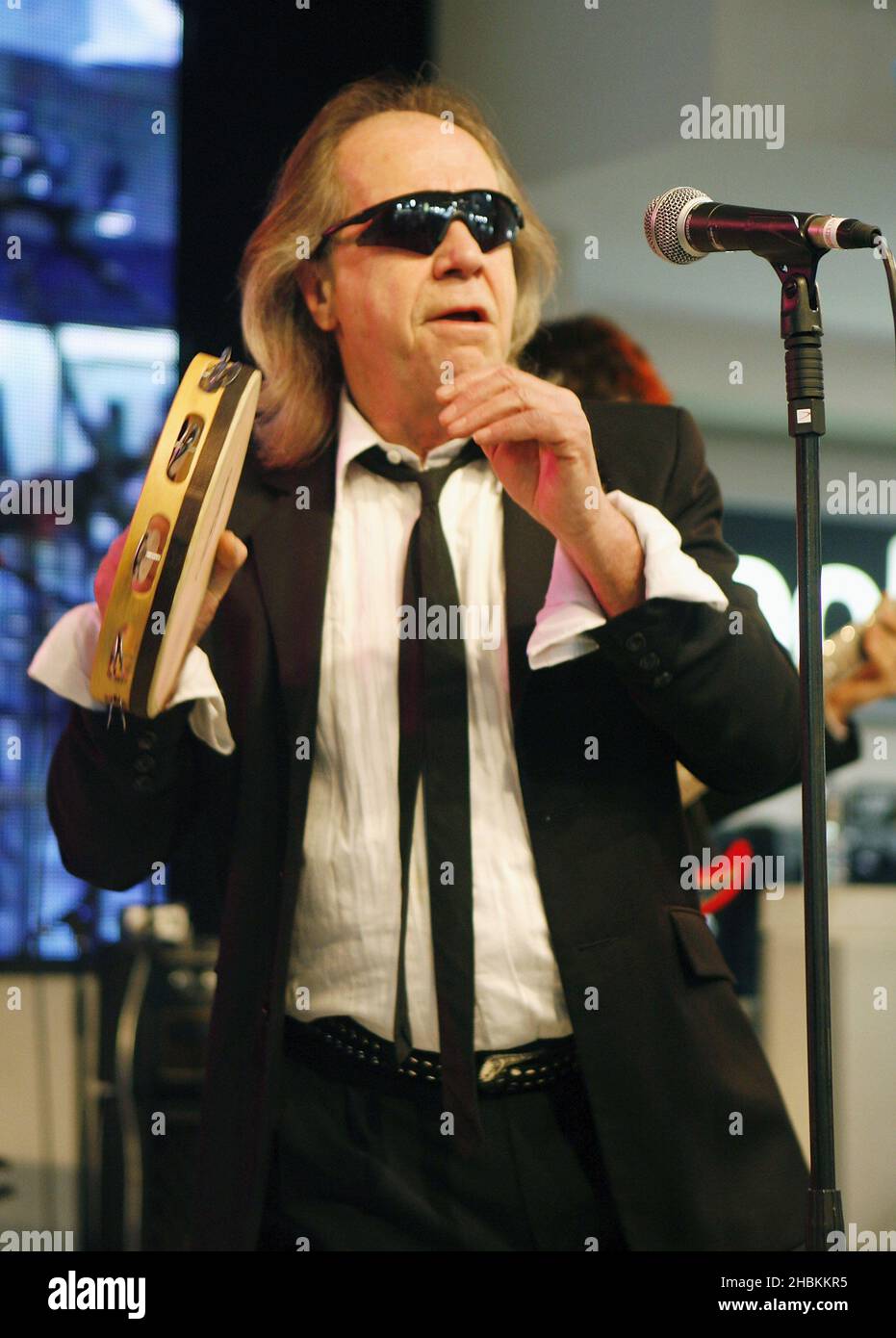 Phil May of the Pretty Things suona con la sua band al Mojo Honors List Nominees annuncio 2009 a HMV Oxford Street, Londra. Foto Stock