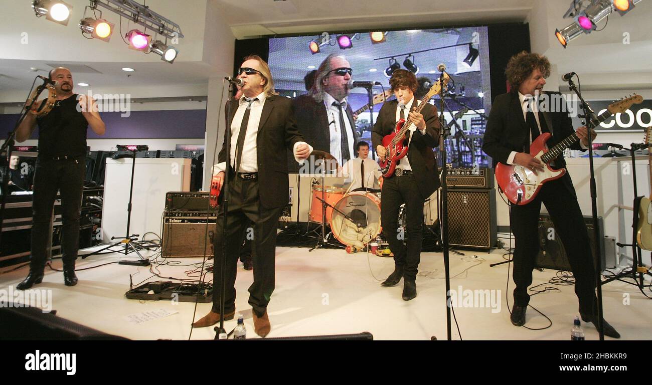 John Povey, Phil May e Frank Holland of the Pretty Things si esibisce con la sua band all'annuncio del 2009 dei Mojo Honors List Nominees all'HMV Oxford Street di Londra. Foto Stock