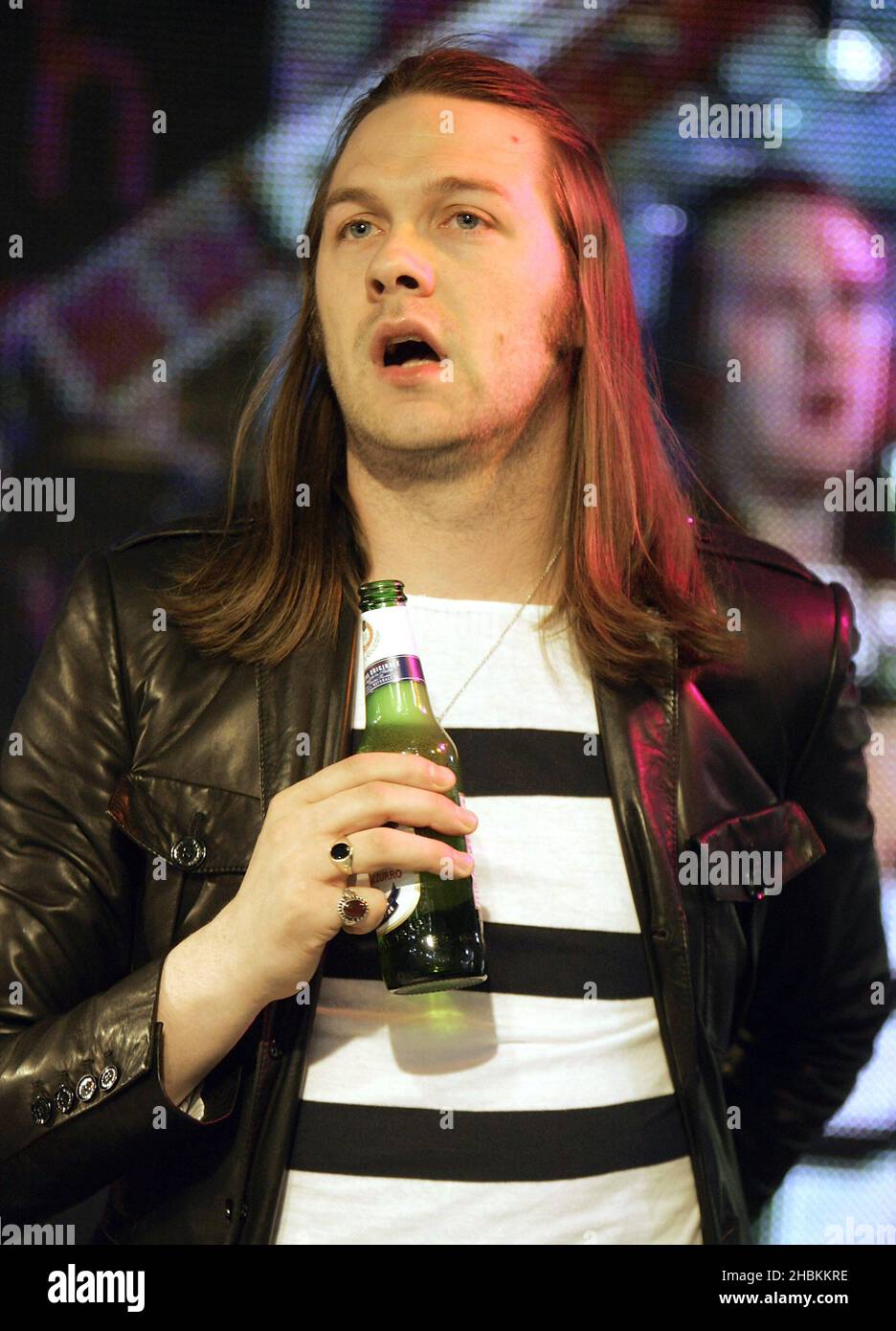 Tom Meighan di Kasabian si esibisce all'annuncio dei nominees Mojo Honors List del 2009 presso HMV Oxford Street nel centro di Londra. Foto Stock
