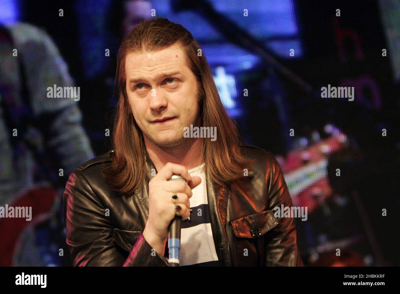 Tom Meighan di Kasabian si esibisce all'annuncio dei nominees Mojo Honors List del 2009 presso HMV Oxford Street nel centro di Londra. Foto Stock