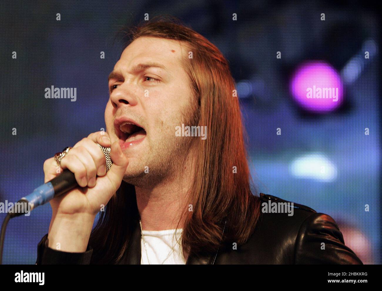 Tom Meighan di Kasabian si esibisce all'annuncio dei nominees Mojo Honors List del 2009 presso HMV Oxford Street nel centro di Londra. Foto Stock