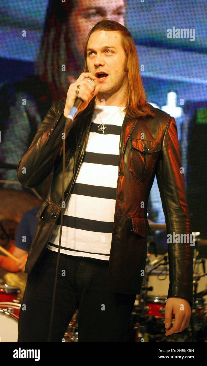 Tom Meighan di Kasabian si esibisce all'annuncio dei nominees Mojo Honors List del 2009 presso HMV Oxford Street nel centro di Londra. Foto Stock