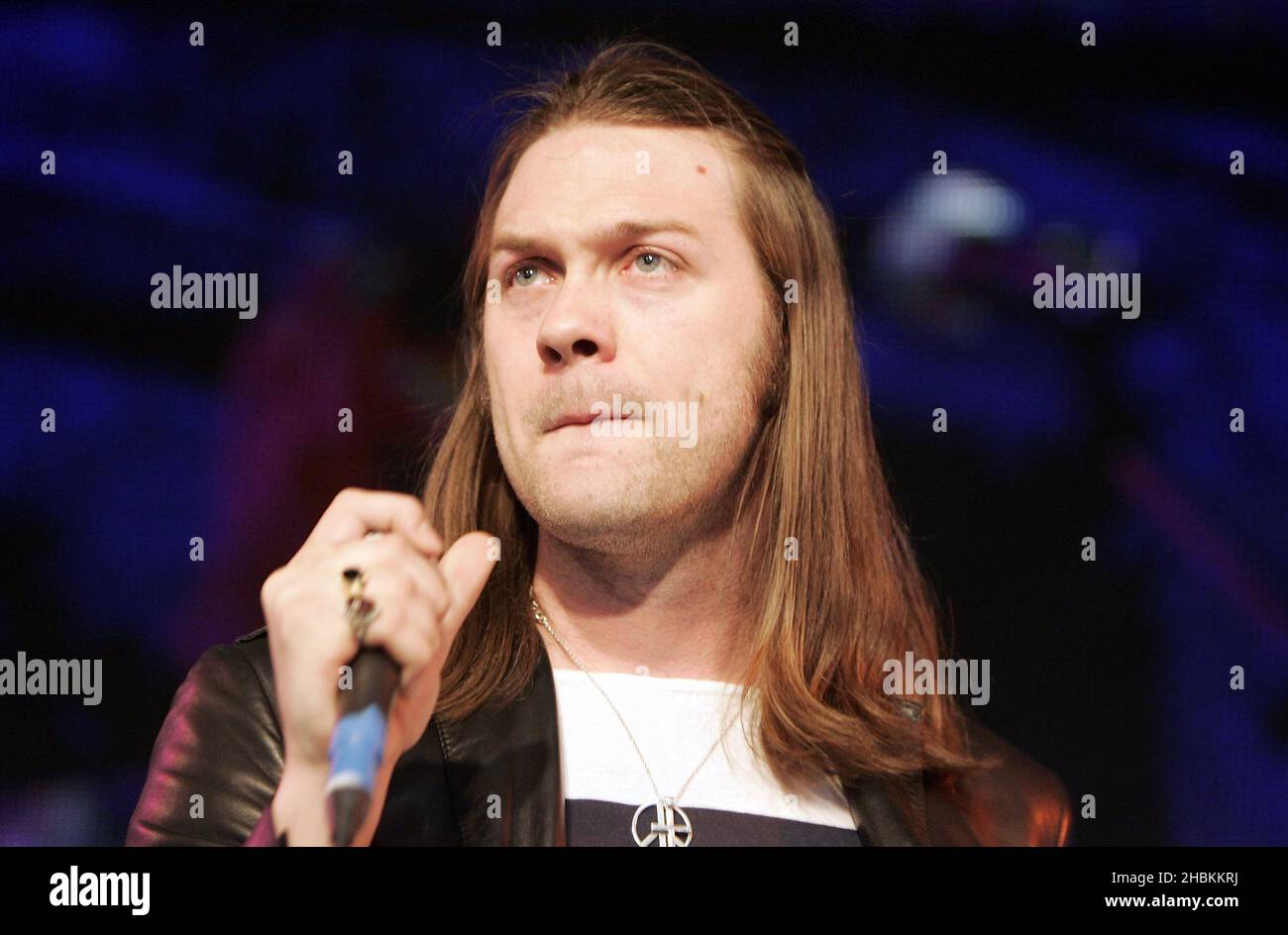 Tom Meighan di Kasabian si esibisce all'annuncio dei nominees Mojo Honors List del 2009 presso HMV Oxford Street nel centro di Londra. Foto Stock