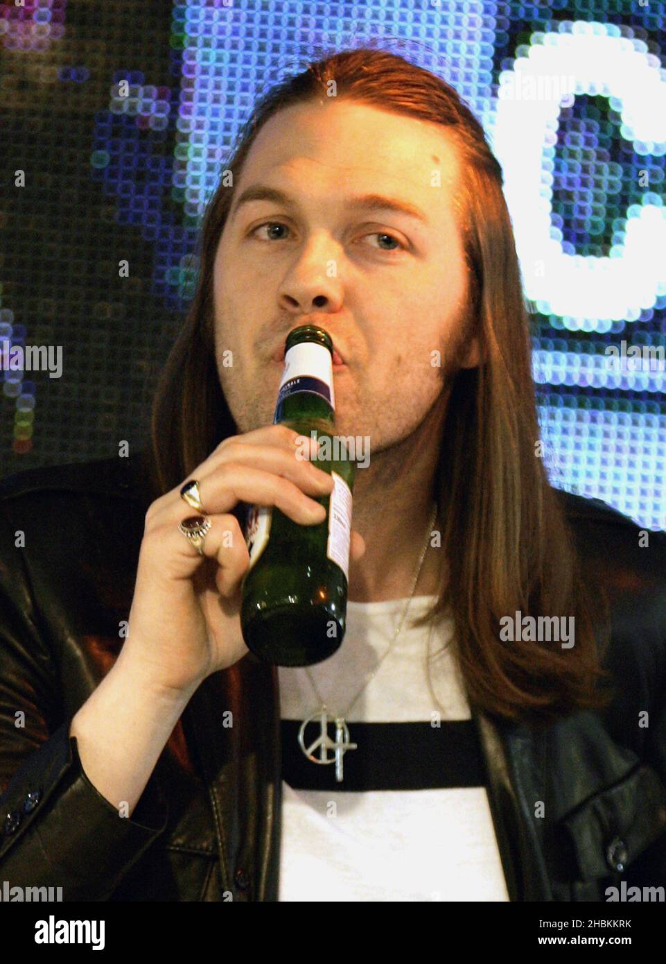 Tom Meighan di Kasabian si esibisce all'annuncio dei nominees Mojo Honors List del 2009 presso HMV Oxford Street nel centro di Londra. Foto Stock