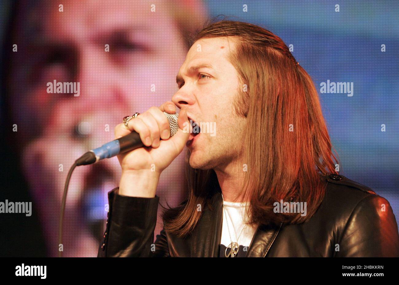 Tom Meighan di Kasabian si esibisce all'annuncio dei nominees Mojo Honors List del 2009 presso HMV Oxford Street nel centro di Londra. Foto Stock