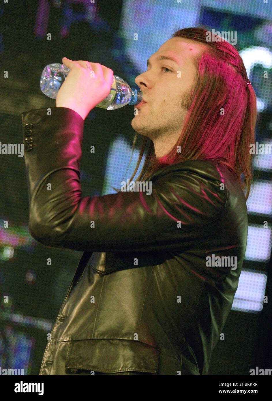 Tom Meighan di Kasabian si esibisce all'annuncio dei nominees Mojo Honors List del 2009 presso HMV Oxford Street nel centro di Londra. Foto Stock