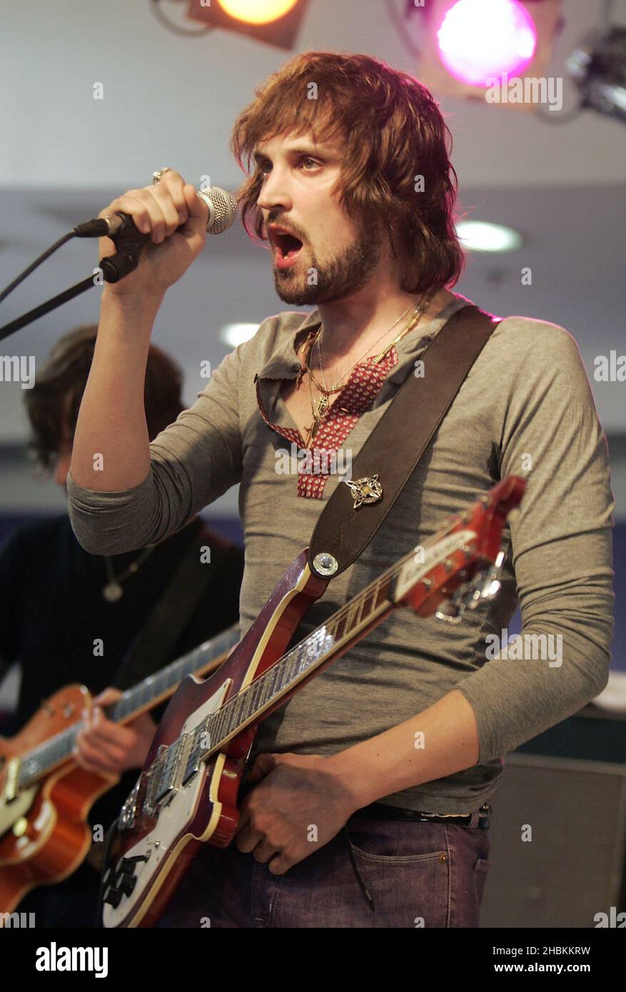 Serge Pizzorno di Kasabian si esibisce in occasione dell'annuncio dei nomini della Mojo Honors List del 2009 presso HMV Oxford Street, nel centro di Londra. Foto Stock