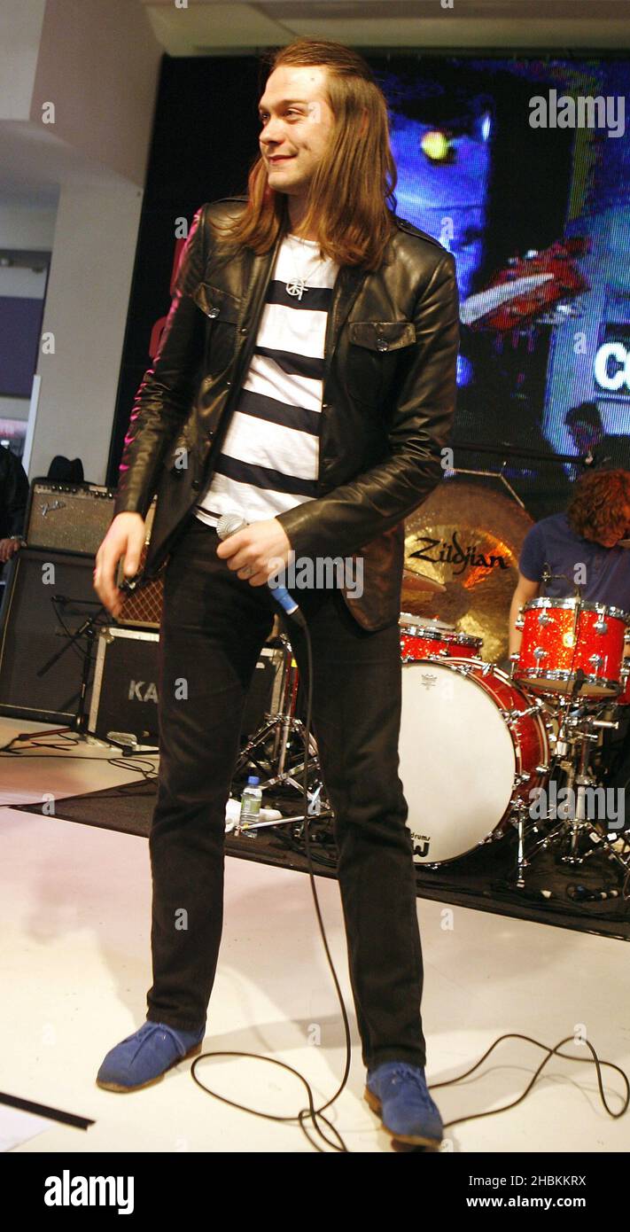 Tom Meighan di Kasabian si esibisce all'annuncio dei nominees Mojo Honors List del 2009 presso HMV Oxford Street nel centro di Londra. Foto Stock