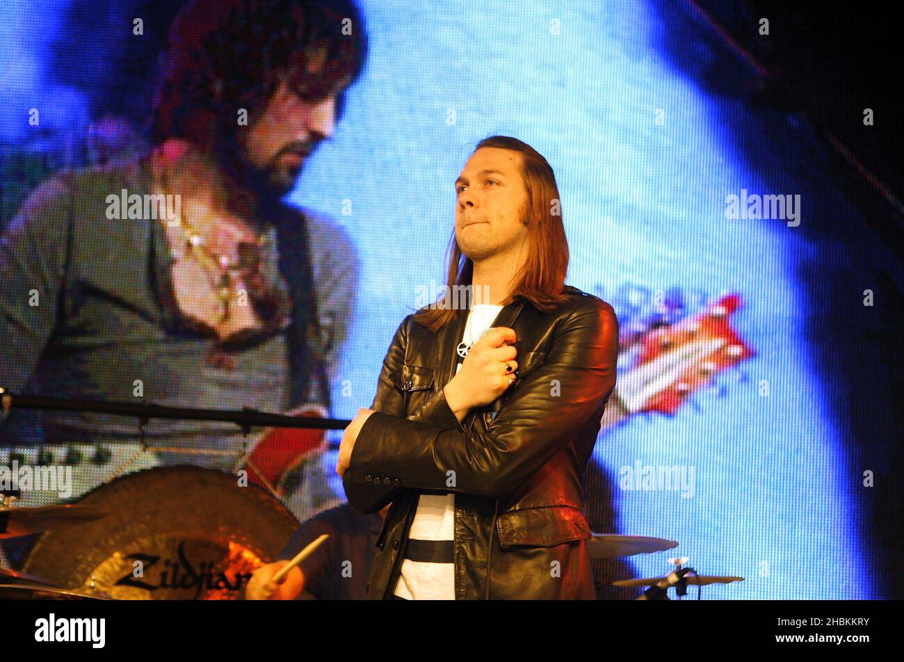 Tom Meighan di Kasabian si esibisce all'annuncio dei nominees Mojo Honors List del 2009 presso HMV Oxford Street nel centro di Londra. Foto Stock