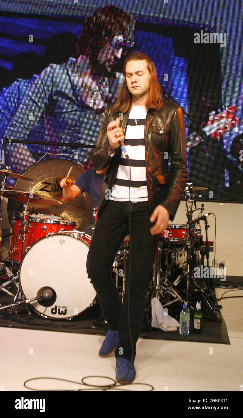 Tom Meighan di Kasabian si esibisce all'annuncio dei nominees Mojo Honors List del 2009 presso HMV Oxford Street nel centro di Londra. Foto Stock