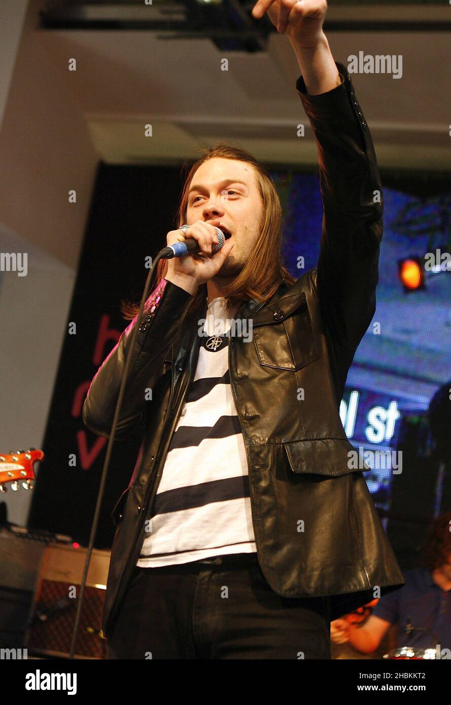 Tom Meighan di Kasabian si esibisce all'annuncio dei nominees Mojo Honors List del 2009 presso HMV Oxford Street nel centro di Londra. Foto Stock