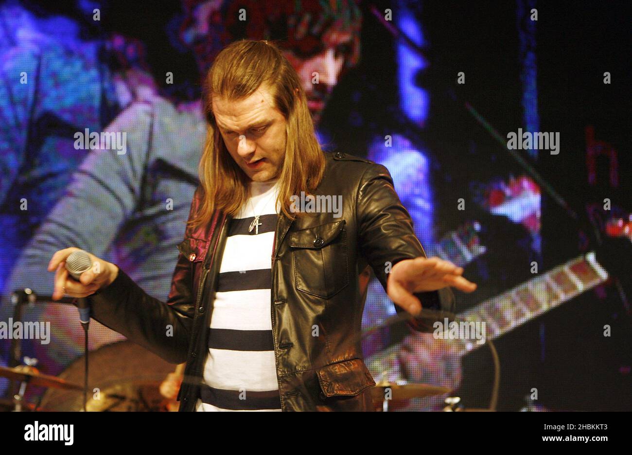 Tom Meighan di Kasabian si esibisce all'annuncio dei nominees Mojo Honors List del 2009 presso HMV Oxford Street nel centro di Londra. Foto Stock