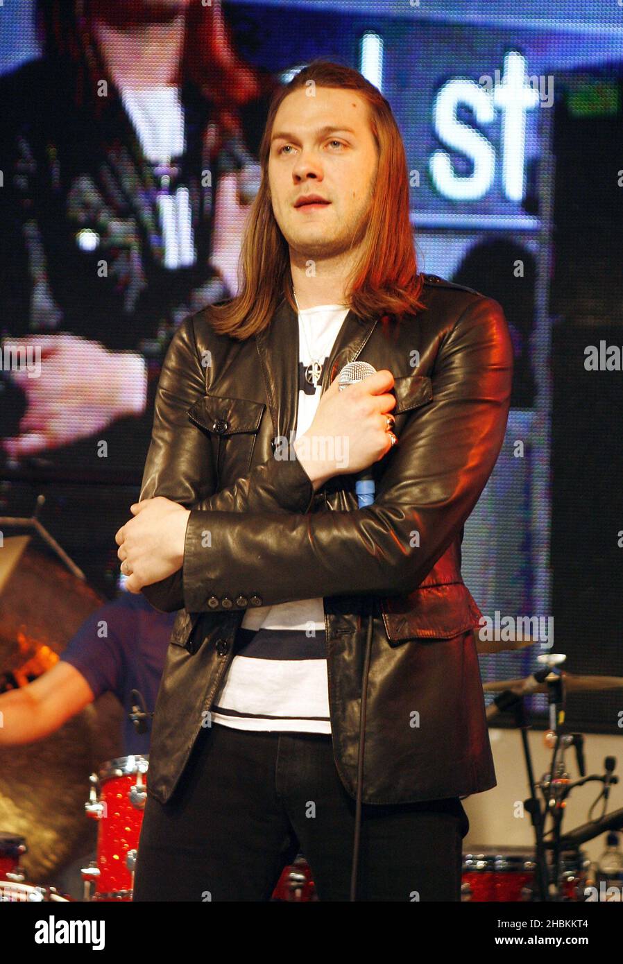 Tom Meighan di Kasabian si esibisce all'annuncio dei nominees Mojo Honors List del 2009 presso HMV Oxford Street nel centro di Londra. Foto Stock
