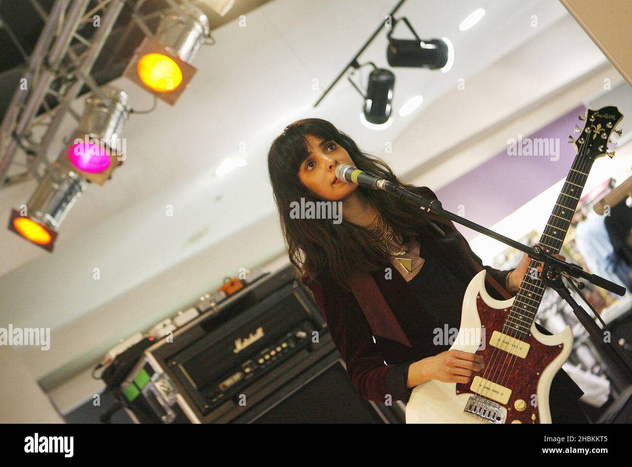 Alejandra Deheza of School of Seven Bells si esibisce al 2009 Mojo Honors List Nominees annuncio a HMV Oxford Street nel centro di Londra. Foto Stock