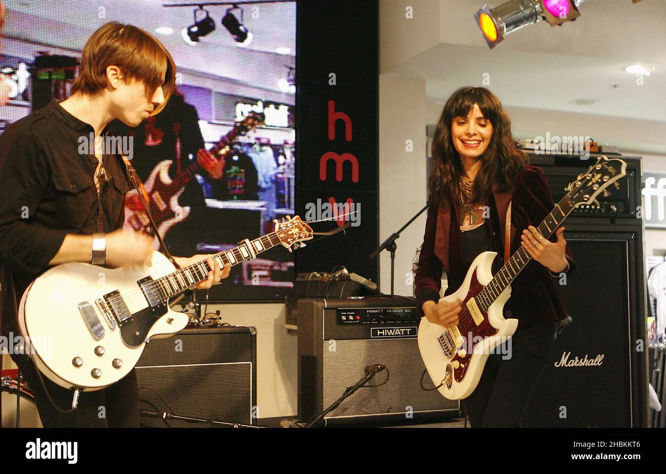 Benjamin Curtis e Alejandra Deheza of School of Seven Bells si esibisce all'annuncio dei nominees della Mojo Honors List del 2009 all'HMV Oxford Street nel centro di Londra. Foto Stock