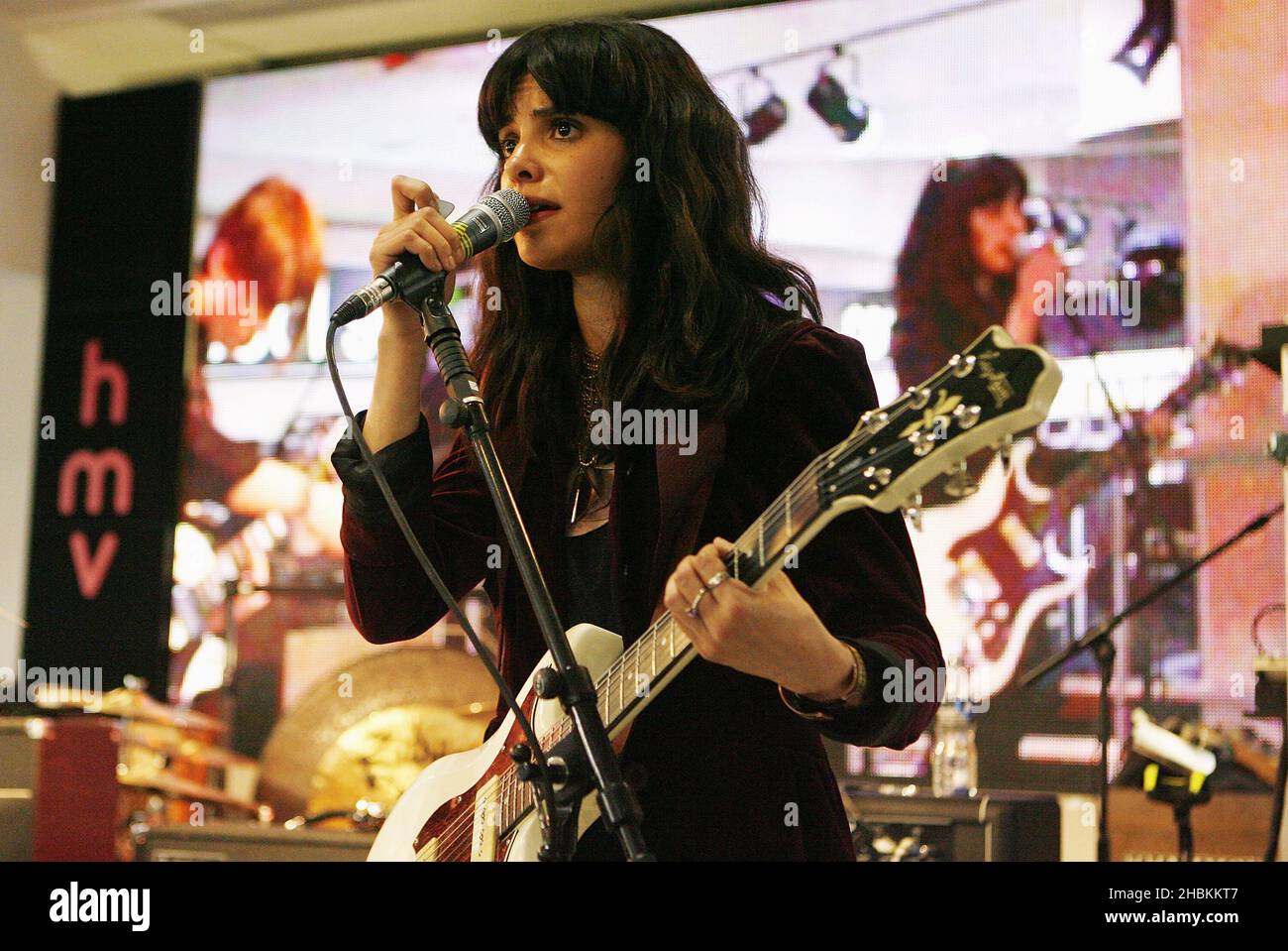 Alejandra Deheza of School of Seven Bells si esibisce al 2009 Mojo Honors List Nominees annuncio a HMV Oxford Street nel centro di Londra. Foto Stock