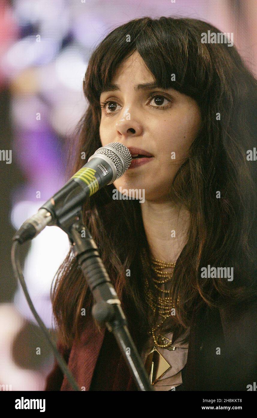 Alejandra Deheza of School of Seven Bells si esibisce al 2009 Mojo Honors List Nominees annuncio a HMV Oxford Street nel centro di Londra. Foto Stock