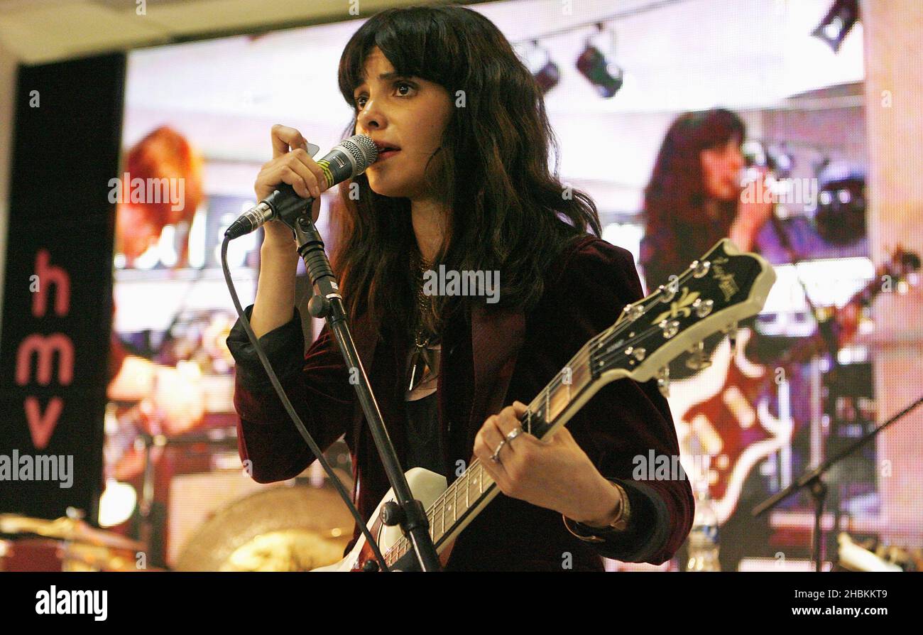 Alejandra Deheza of School of Seven Bells si esibisce al 2009 Mojo Honors List Nominees annuncio a HMV Oxford Street nel centro di Londra. Foto Stock