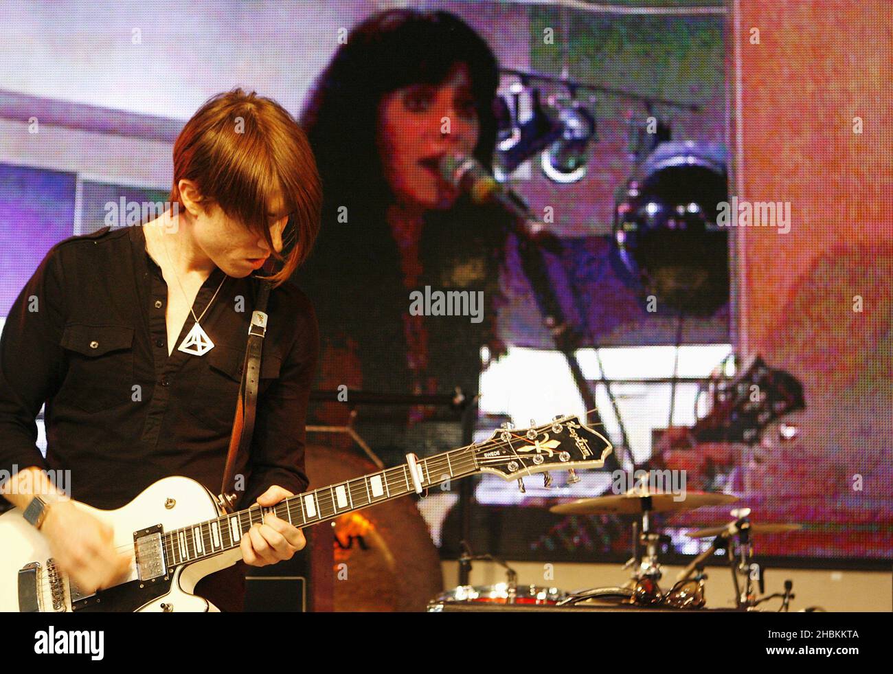 Benjamin Curtis e Alejandra Deheza of School of Seven Bells si esibisce all'annuncio dei nominees della Mojo Honors List del 2009 all'HMV Oxford Street nel centro di Londra. Foto Stock