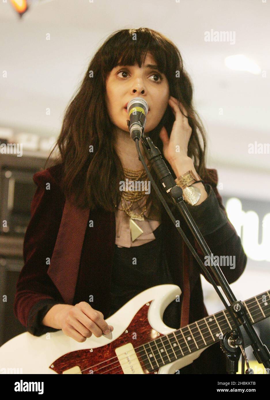 Alejandra Deheza of School of Seven Bells si esibisce al 2009 Mojo Honors List Nominees annuncio a HMV Oxford Street nel centro di Londra. Foto Stock