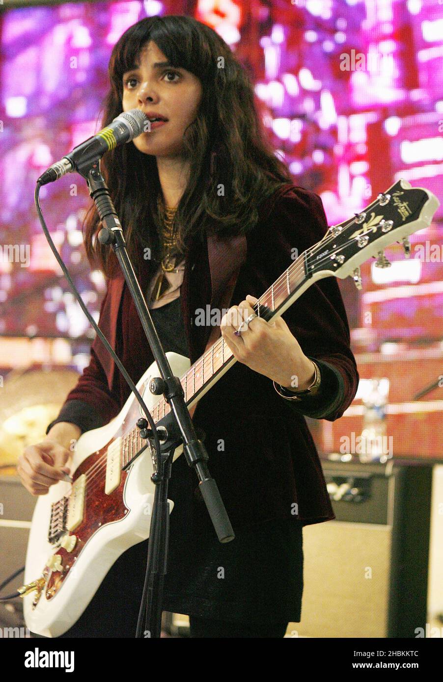 Alejandra Deheza of School of Seven Bells si esibisce al 2009 Mojo Honors List Nominees annuncio a HMV Oxford Street nel centro di Londra. Foto Stock