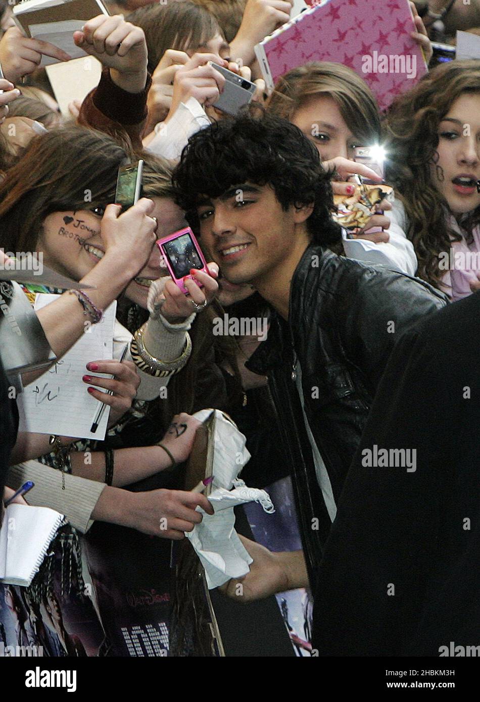 Joe Jonas arriva alla prima di "Jonas Brothers: The 3D Concert Experience" all'Empire Theatre di Leicester Square, Londra Foto Stock