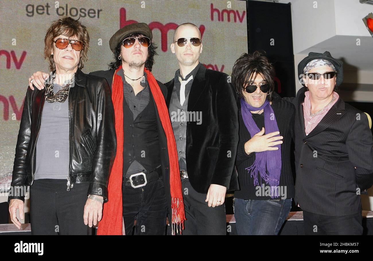 David Johannsen, Sami Yaffa, Brian Delaney, Steve Conte e Sylvain Sylvain delle bambole di New York posano ad un istore che firma a HMV su Oxford Street nel centro di Londra. Foto Stock