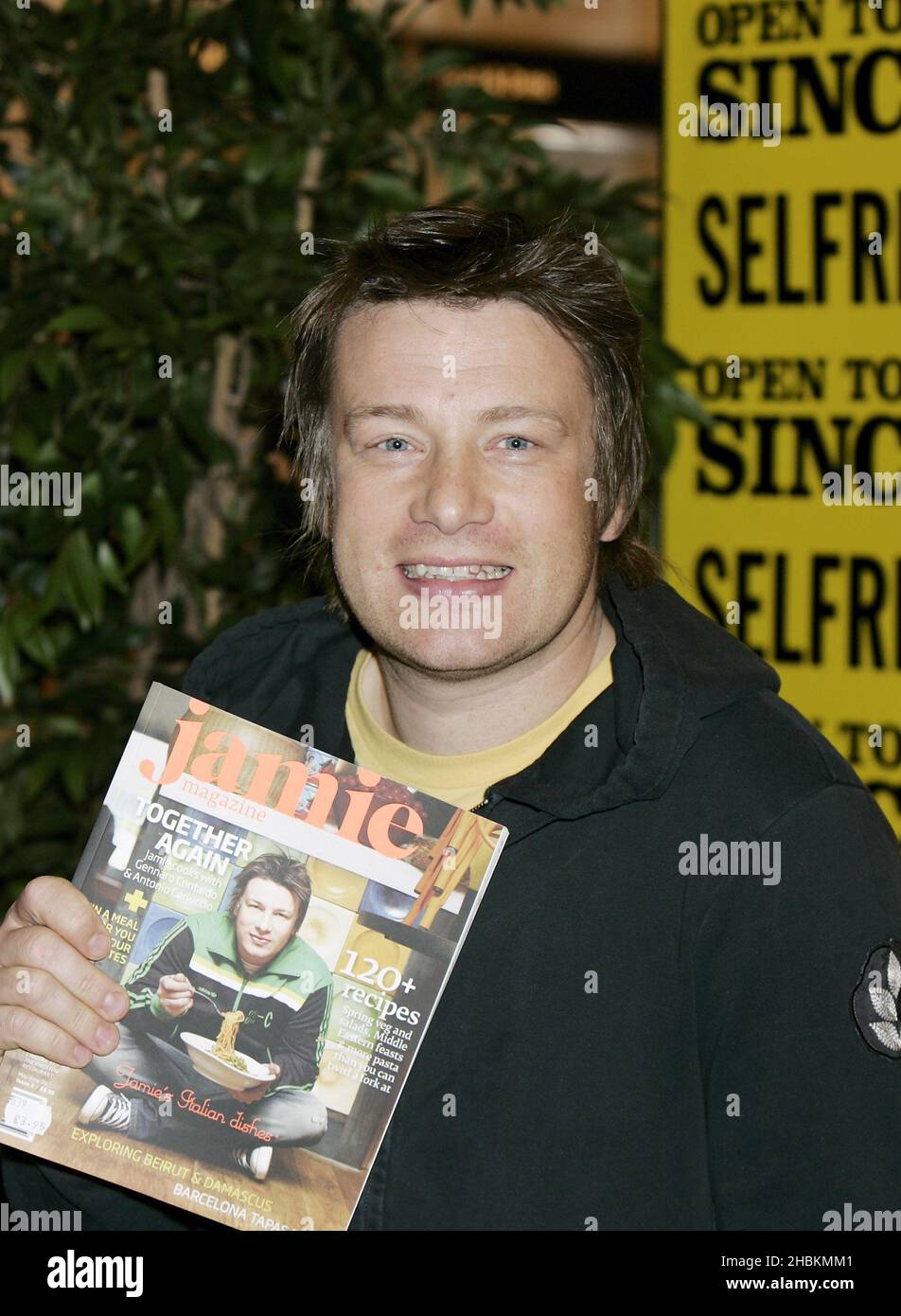 Il celebre chef Jamie Oliver lancia la sua nuova rivista mensile, Jamie Magazine, a Selfridges su Oxford Street, Londra Foto Stock