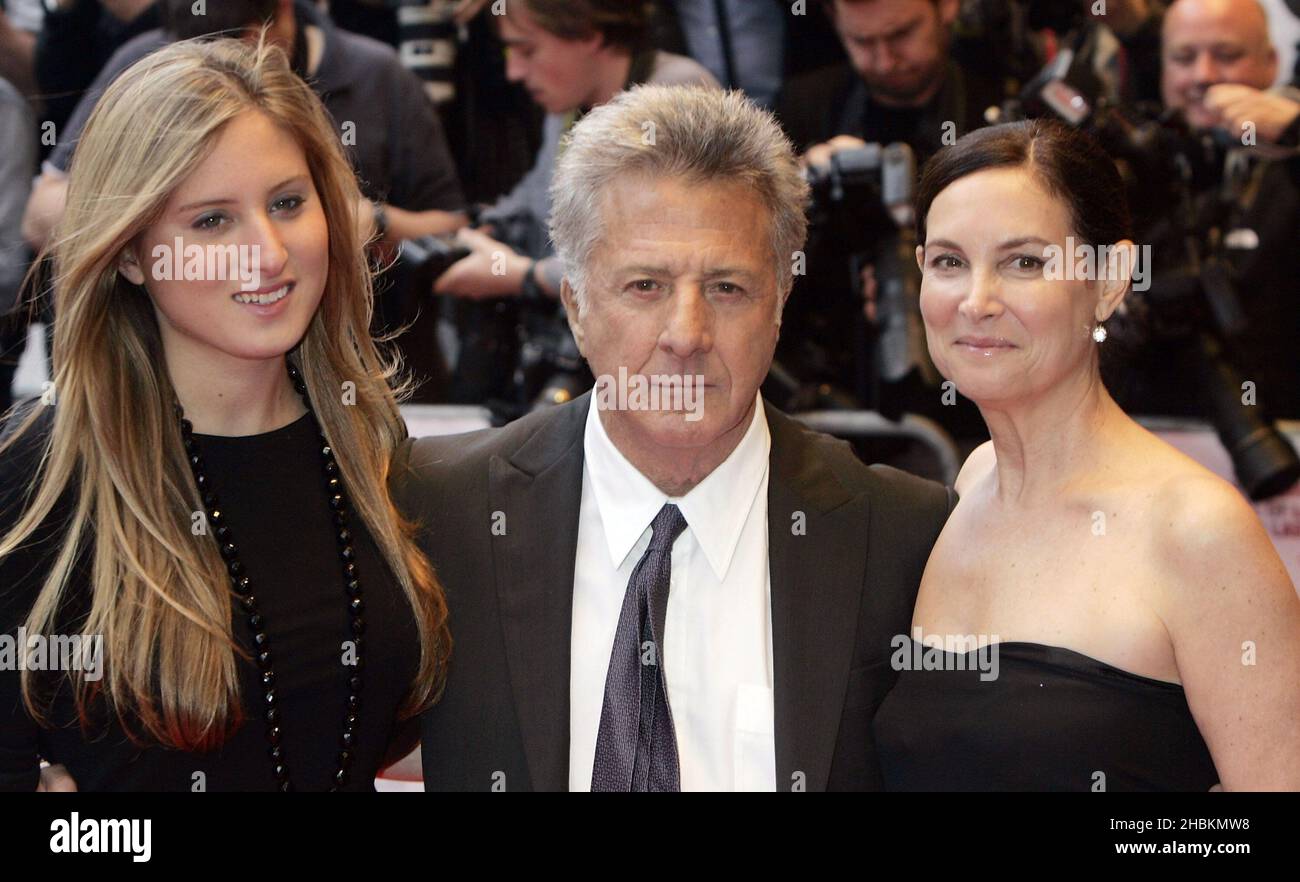 Dustin Hoffman e sua moglie Lisa Gottsegen e la figlia Karina arrivano al Gala Premiere di Last Chance Harvey all'Odeon West End di Londra. Foto Stock