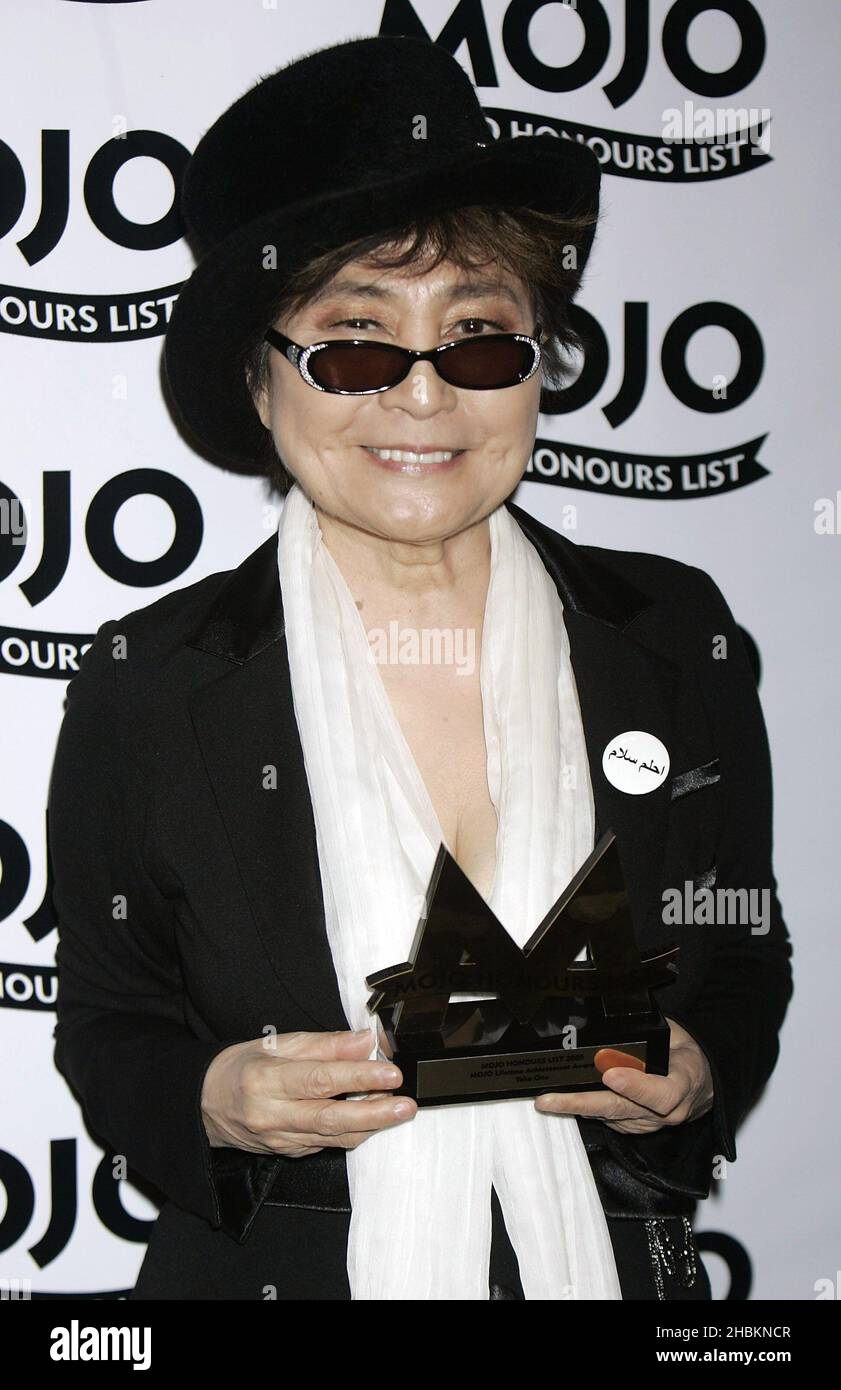 Yoko Ono e il suo premio irripetibile ai MOJO Awards alla Birreria di Londra Foto Stock